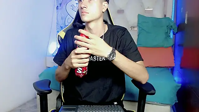 johnny cagee online show from 12.05.25