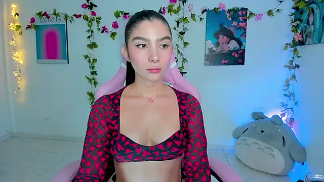 Snapshot of vaura_ chatting on 12.18.24 vaura online show from 12.18.24