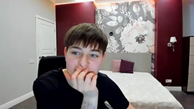 Snapshot of EmiliaYours chatting on 02.08.26 EmiliaYours online show from 02.08.26