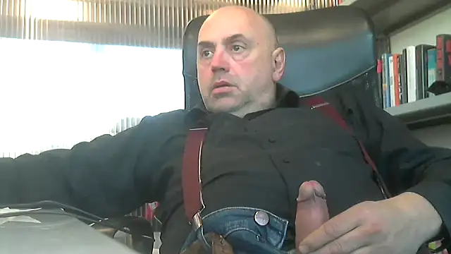 Snapshot of pantomax chatting on 12.27.24 pantomax online show from 12.27.24