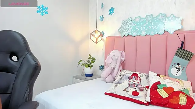 Snapshot of MAYROBERTSS chatting on 12.17.24 MAYROBERTSS online show from 12.17.24