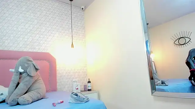 Snapshot of MAYROBERTSS chatting on 03.20.25 MAYROBERTSS online show from 03.20.25