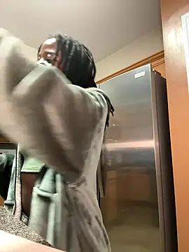 Snapshot of choclatepeaach chatting on 10.29.25 choclatepeaach online show from 10.29.25