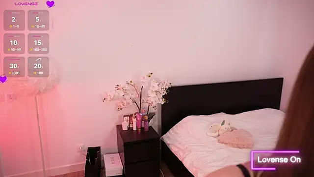 Lilly Colins online show from 09.24.25