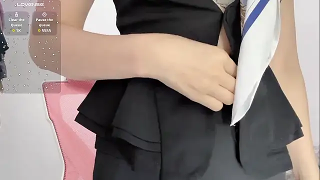 Qwi-V1 online show from 01.05.25