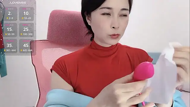 Qwi-V1 online show from 01.18.25