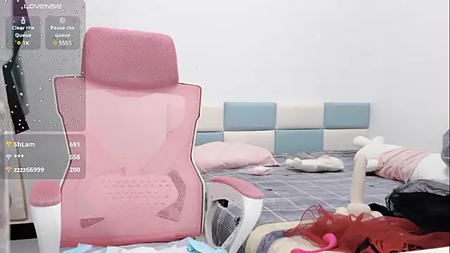 Qwi-V1 online show from 02.06.25