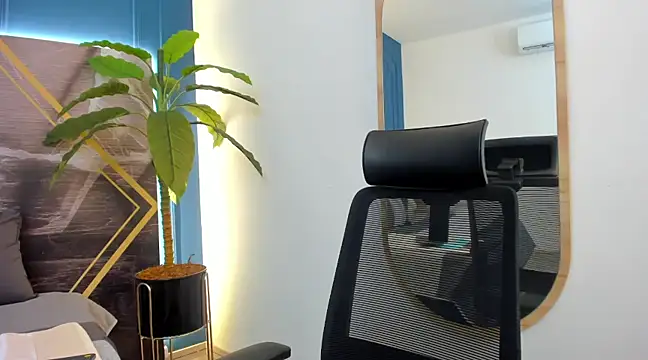 Snapshot of NathRossi chatting on 12.03.24 NathRossi online show from 12.03.24