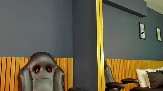 Snapshot of NathRossi chatting on 02.26.25 NathRossi online show from 02.26.25