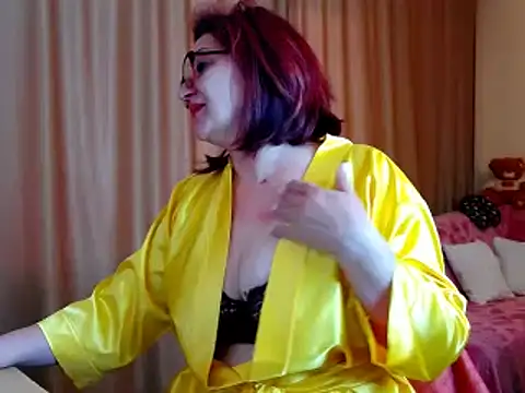 Snapshot of EdithCharm chatting on 03.11.25 EdithCharm online show from 03.11.25