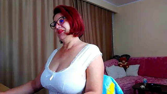 Snapshot of EdithCharm chatting on 10.04.25 EdithCharm online show from 10.04.25