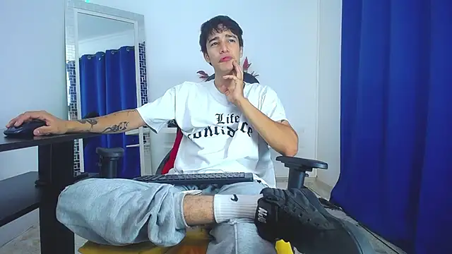 Snapshot of Zacktk7 chatting on 02.01.25 Zacktk7 online show from 02.01.25