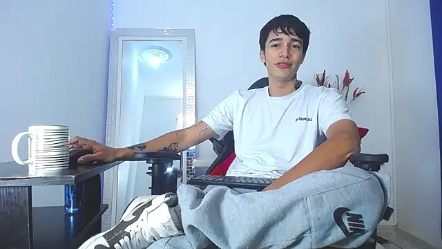 Snapshot of Zacktk7 chatting on 02.04.25 Zacktk7 online show from 02.04.25