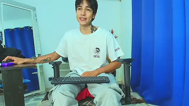 Snapshot of Zacktk7 chatting on 02.18.25 Zacktk7 online show from 02.18.25