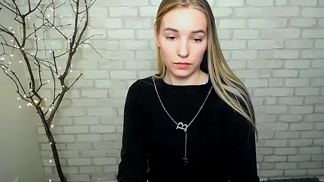 Queen ofLove online show from 03.12.25