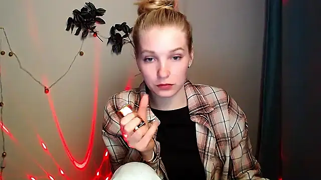 Snapshot of Queen_ofLove chatting on 05.02.26 Queen ofLove online show from 05.02.26