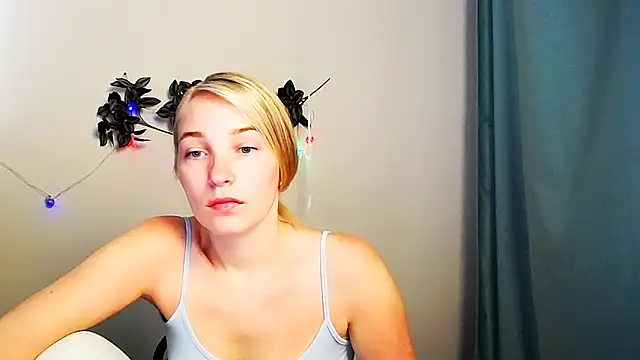 Snapshot of Queen_ofLove chatting on 05.16.26 Queen ofLove online show from 05.16.26