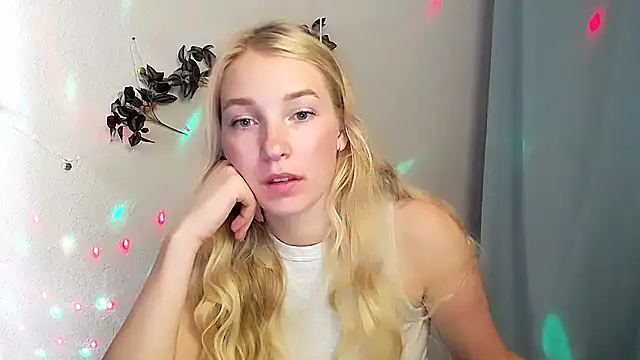 Snapshot of Queen_ofLove chatting on 05.27.26 Queen ofLove online show from 05.27.26