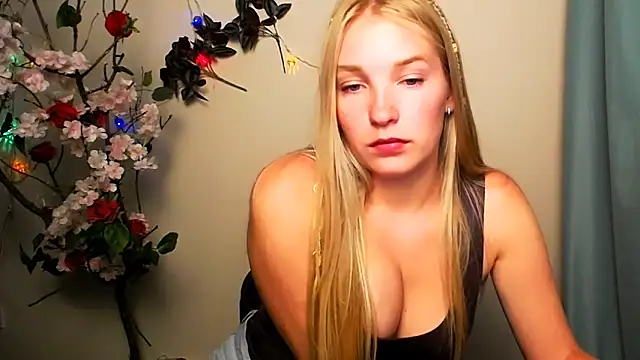 Snapshot of Queen_ofLove chatting on 06.10.26 Queen ofLove online show from 06.10.26