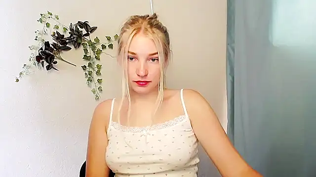 Snapshot of Queen_ofLove chatting on 06.14.26 Queen ofLove online show from 06.14.26