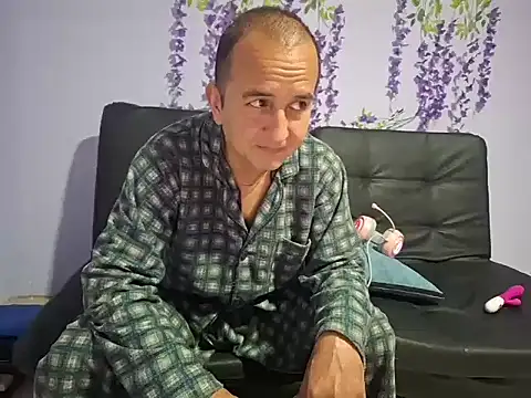 Snapshot of yazforeSolo chatting on 11.06.25 yazforeSolo online show from 11.06.25