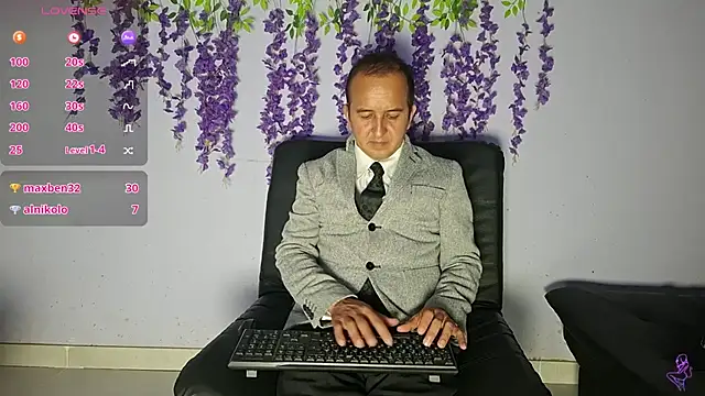 Snapshot of yazforeSolo chatting on 02.10.26 yazforeSolo online show from 02.10.26