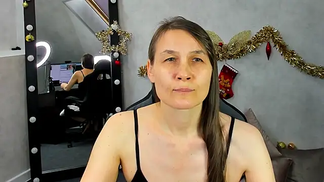 Snapshot of Lillian_White chatting on 01.08.25 Lillian White online show from 01.08.25