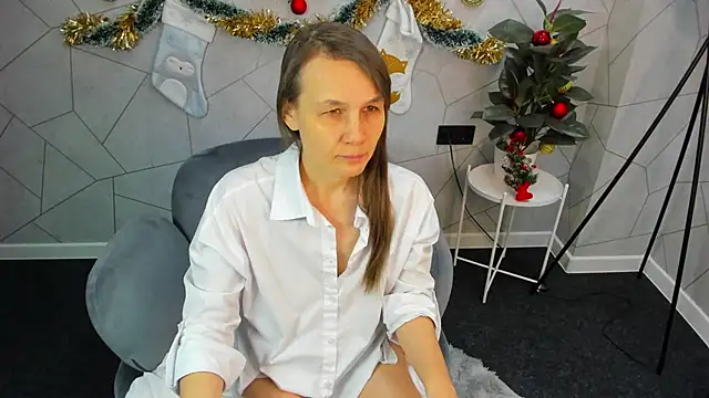 Snapshot of Lillian_White chatting on 01.10.25 Lillian White online show from 01.10.25