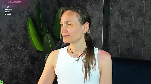 Snapshot of Lillian_White chatting on 06.13.26 Lillian White online show from 06.13.26