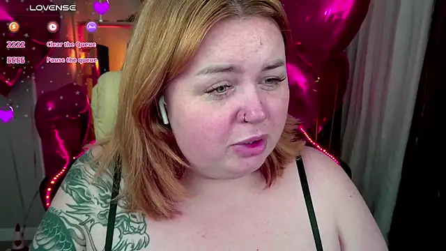 Snapshot of ZaraReignn chatting on 02.15.25 ZaraReignn online show from 02.15.25