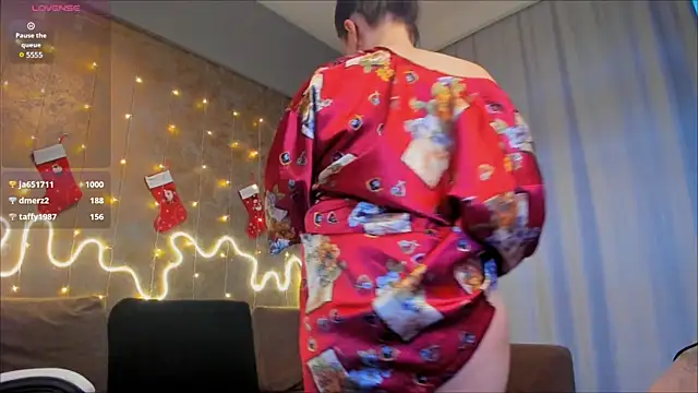 Snapshot of Aurora_Owen chatting on 12.04.24 Aurora Owen online show from 12.04.24