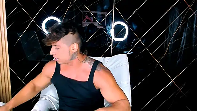 Snapshot of Owen_Muzcle chatting on 10.02.25 Owen Muzcle online show from 10.02.25