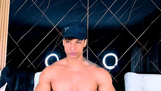 Snapshot of Owen_Muzcle chatting on 10.08.25 Owen Muzcle online show from 10.08.25