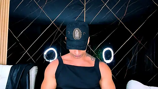 Snapshot of Owen_Muzcle chatting on 10.10.25 Owen Muzcle online show from 10.10.25