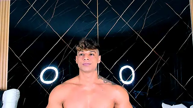 Snapshot of Owen_Muzcle chatting on 10.24.25 Owen Muzcle online show from 10.24.25