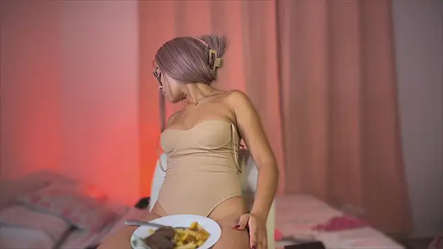 Snapshot of Mia_petite01 chatting on 03.21.25 Mia petite01 online show from 03.21.25