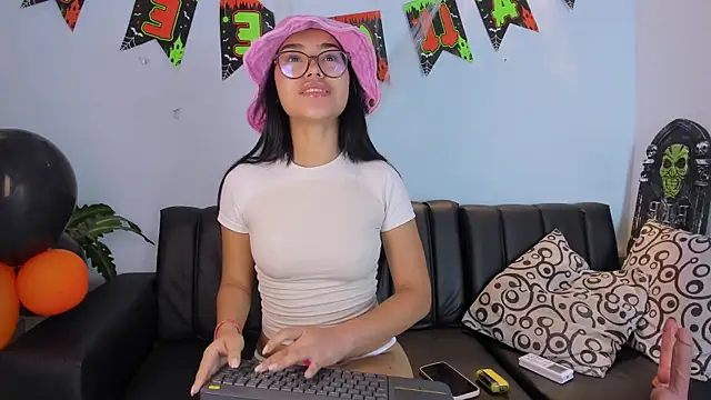 Snapshot of Mia_petite01 chatting on 10.09.25 Mia petite01 online show from 10.09.25