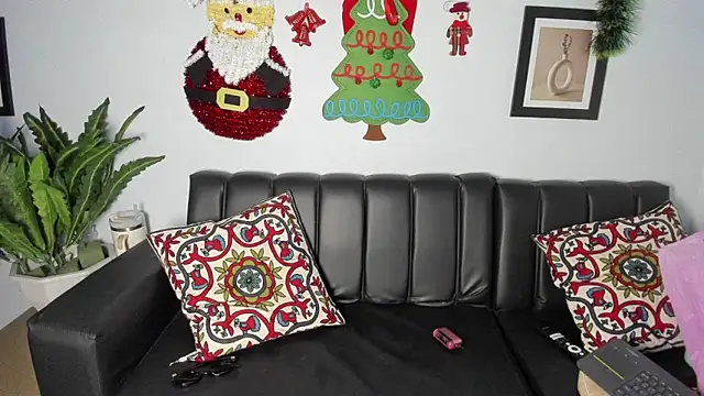 Snapshot of Mia_petite01 chatting on 12.21.25 Mia petite01 online show from 12.21.25