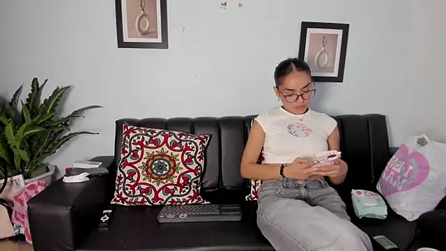 Snapshot of Mia_petite01 chatting on 01.11.26 Mia petite01 online show from 01.11.26