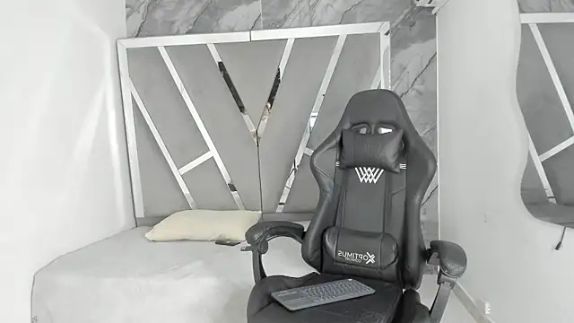 Snapshot of Mia_petite01 chatting on 03.13.26 Mia petite01 online show from 03.13.26