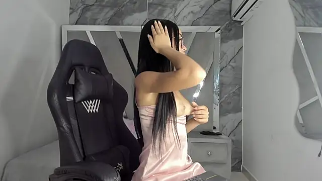 Snapshot of Mia_petite01 chatting on 04.13.26 Mia petite01 online show from 04.13.26