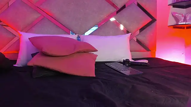 Snapshot of marian_pinzon chatting on 03.11.25 marian pinzon online show from 03.11.25