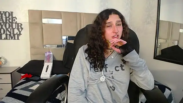 Snapshot of Queenjenn__ chatting on 12.26.24 Queenjenn   online show from 12.26.24