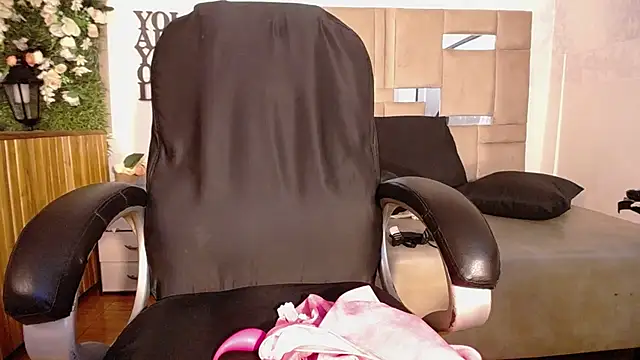 Snapshot of Queenjenn__ chatting on 12.31.24 Queenjenn   online show from 12.31.24