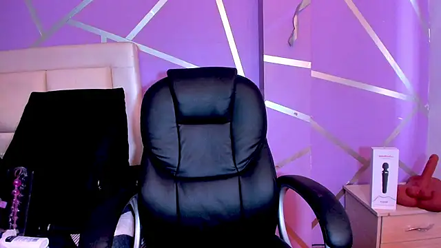 Snapshot of Queenjenn__ chatting on 01.29.25 Queenjenn   online show from 01.29.25