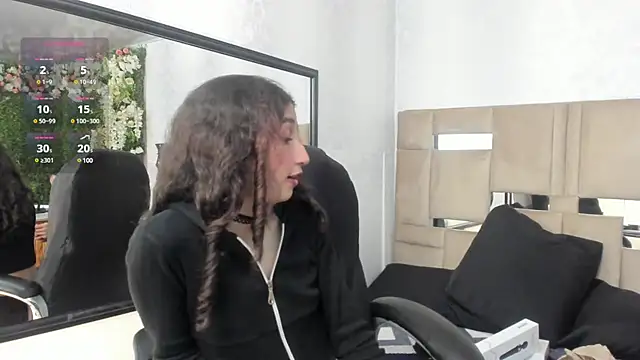 Snapshot of Queenjenn__ chatting on 02.01.25 Queenjenn   online show from 02.01.25