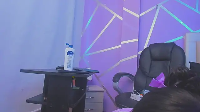 Snapshot of Queenjenn__ chatting on 02.25.25 Queenjenn   online show from 02.25.25