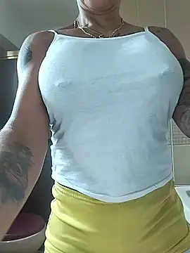 Snapshot of Alison_fitness chatting on 05.22.26 Alison fitness online show from 05.22.26