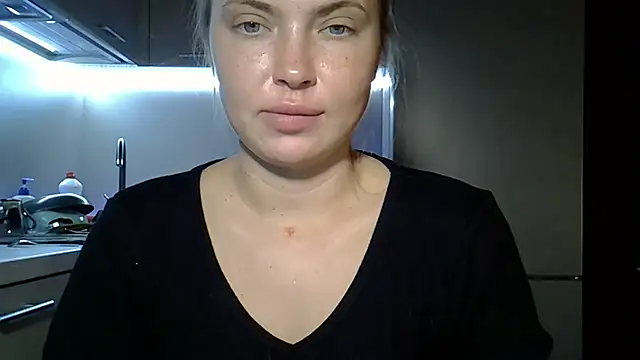 Snapshot of Lucky_Anna chatting on 11.19.25 Lucky Anna online show from 11.19.25