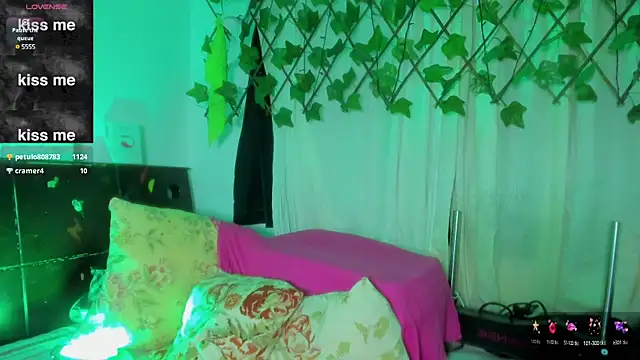 Snapshot of sussan_miller_ chatting on 03.11.25 sussan miller online show from 03.11.25